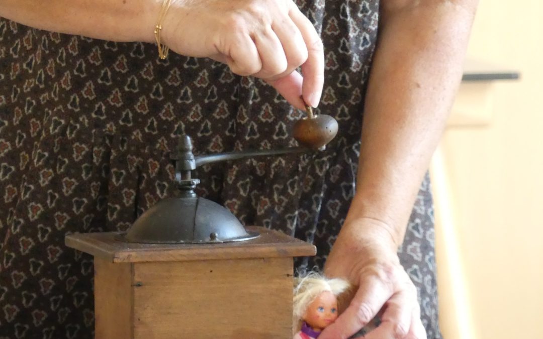 « Zoë conteuse » anime des objets « chers » à la mémoire de nos anciens.