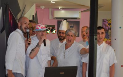 Un repas des familles « bien chapeauté! »